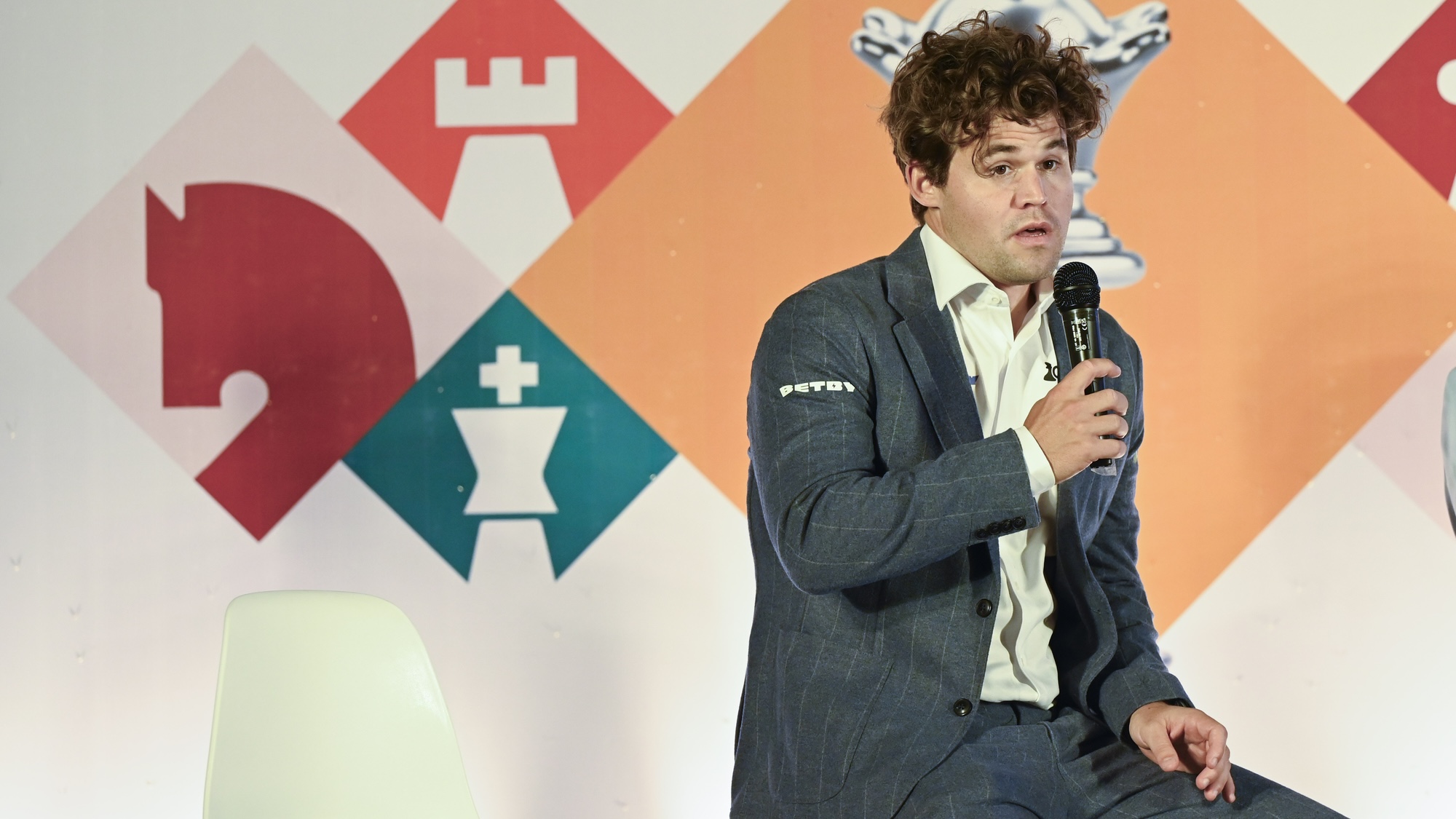143,000 people teamed up to tie the world’s top chess player