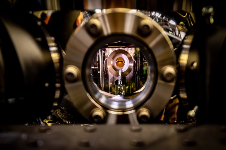 ‘Minimalist’ quantum computer simulates movements of molecules