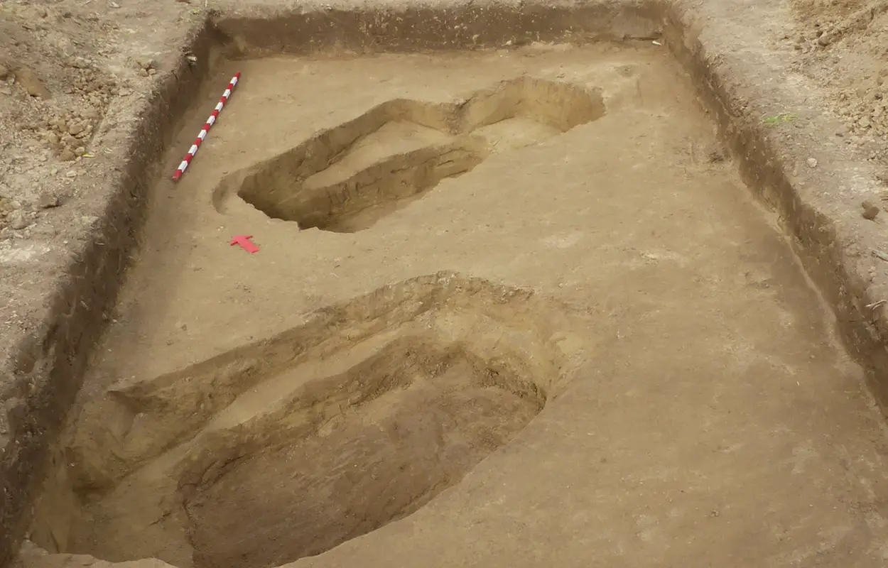 Aerial photographs indicate an enormous Avar-Era cemetery