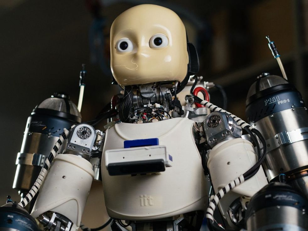 Jet-Powered Robot, Drone With Trunk, and More