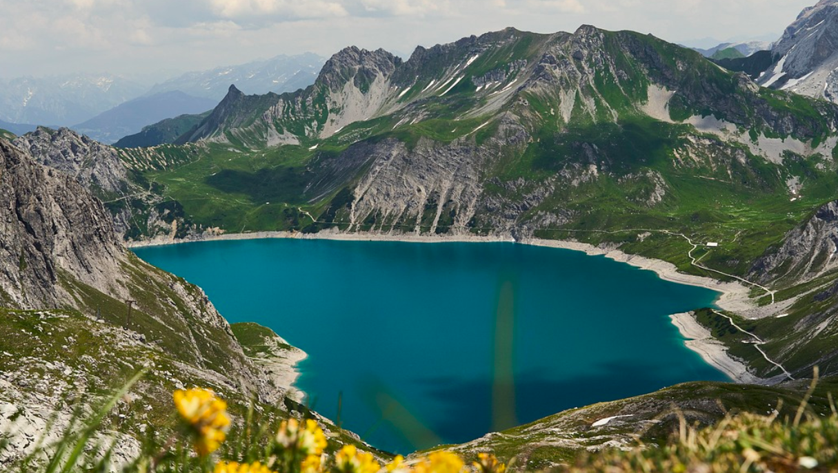 What Triggers Changes in the Size of Lake Surfaces?