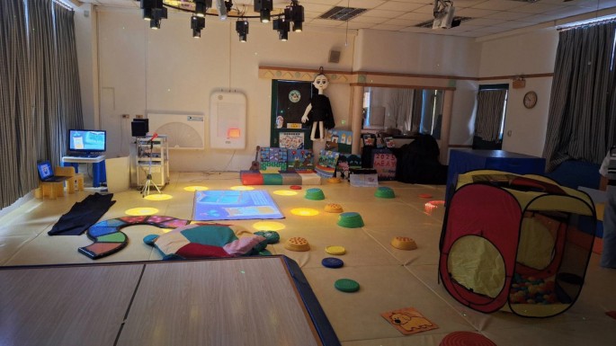 Technology-driven initiating actions influence movement patterns in HMEAYC musical activities