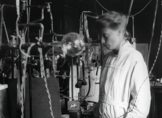 Shaping the history of quantum physics to make women visible