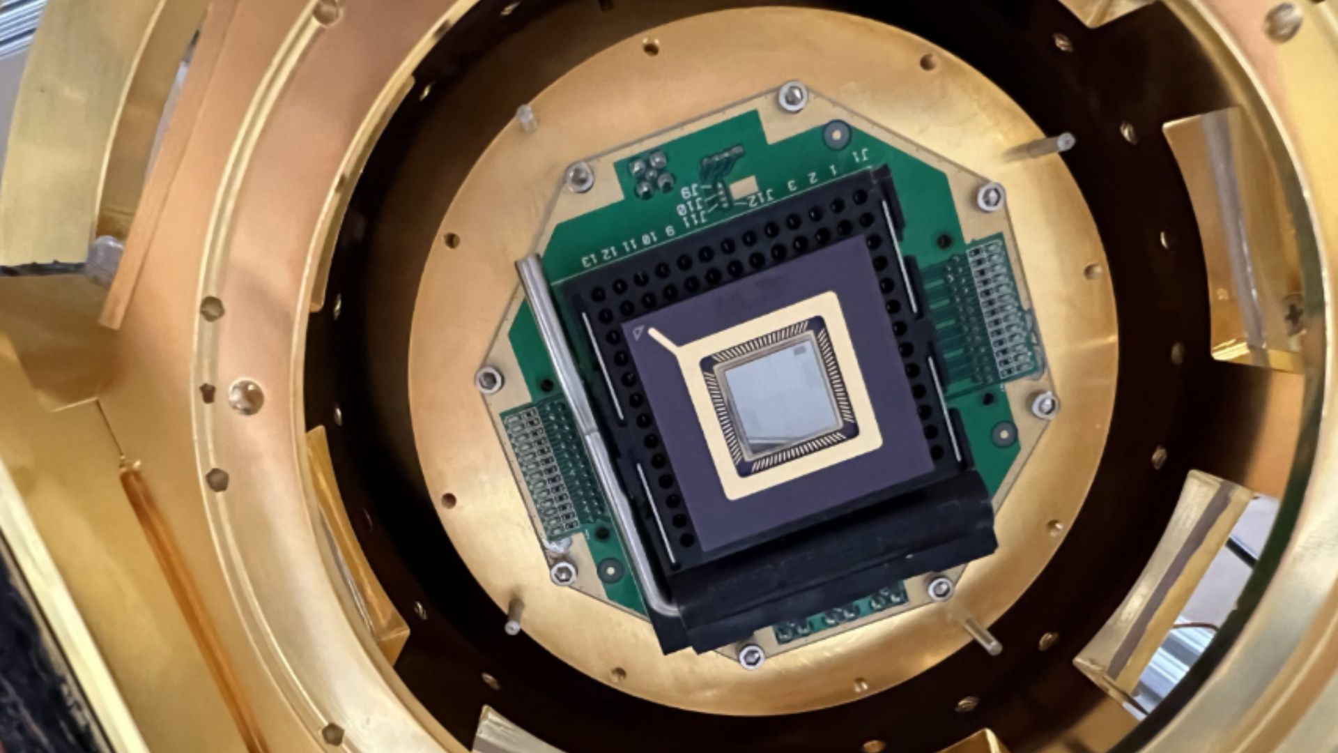 Gold coating breakthrough boosts quantum chip stability and scale