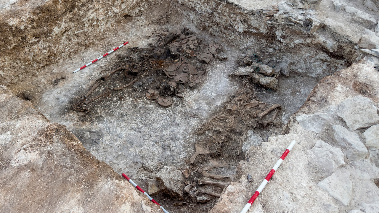 2,100-year-old skeleton of warrior nicknamed ‘Lord of Sakar,’ buried in a stunning gold wreath, unearthed in Bulgaria