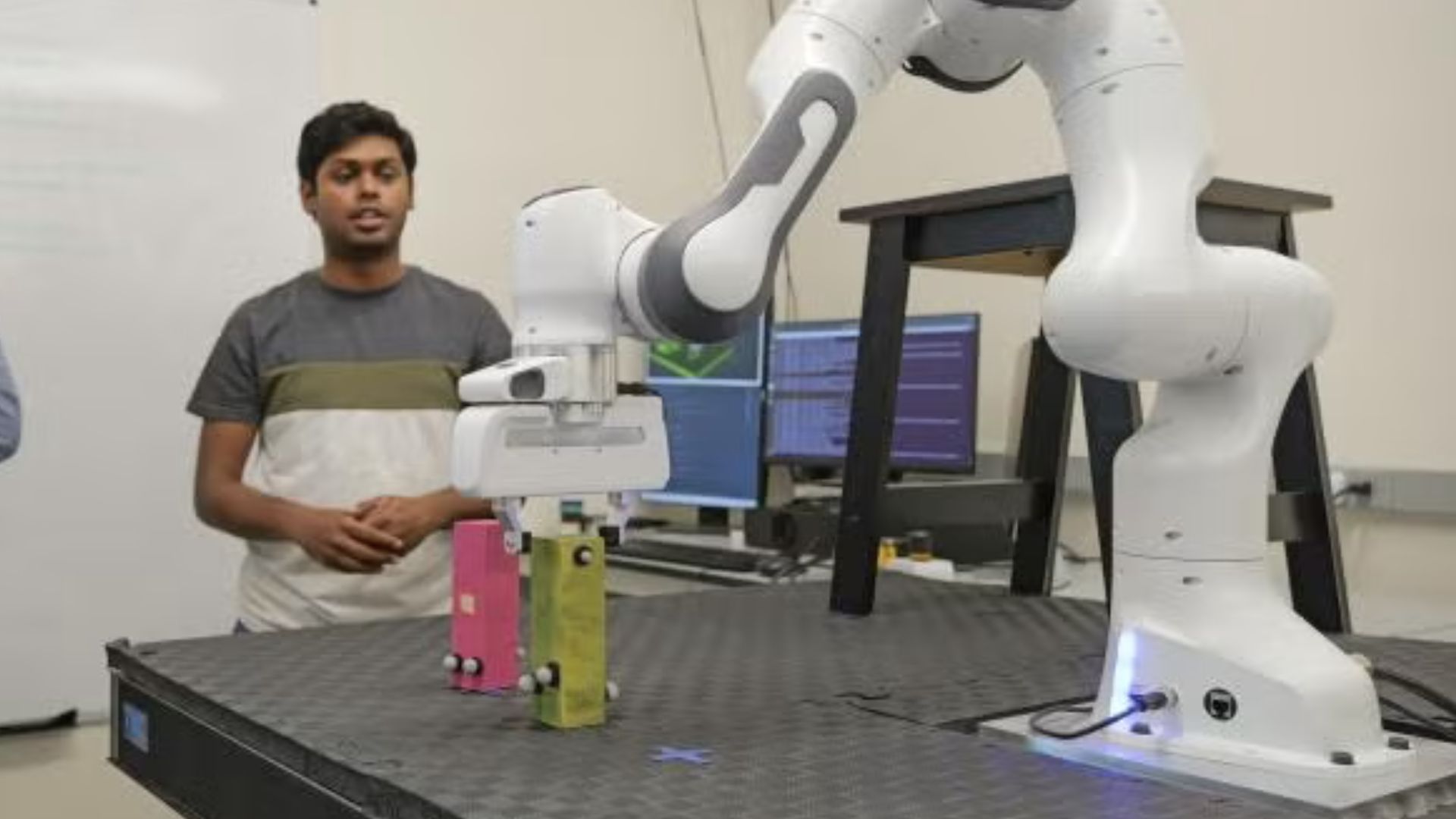 New algorithm teaches robots how not to hurt humans in workplaces