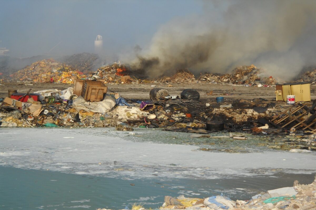 Global South bears growing burden of health threats from plastic burning