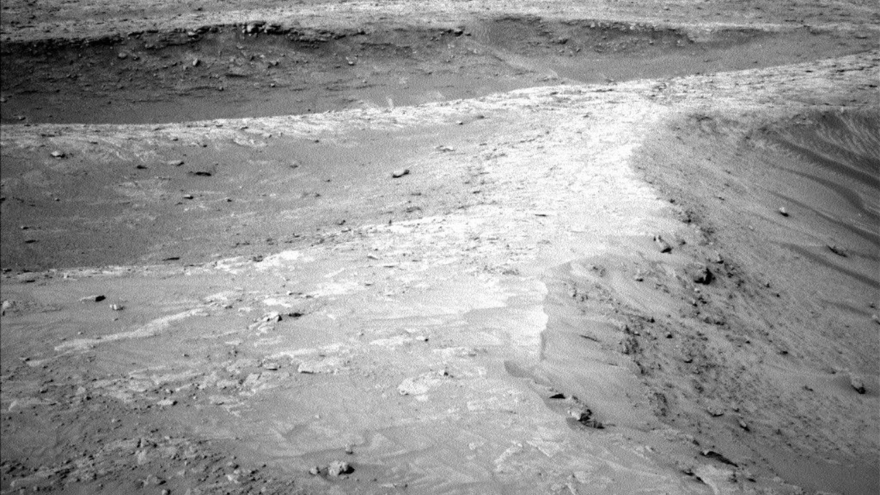 Curiosity rover images 3 intersecting Mars ridges photo of the day for Aug. 21, 2025