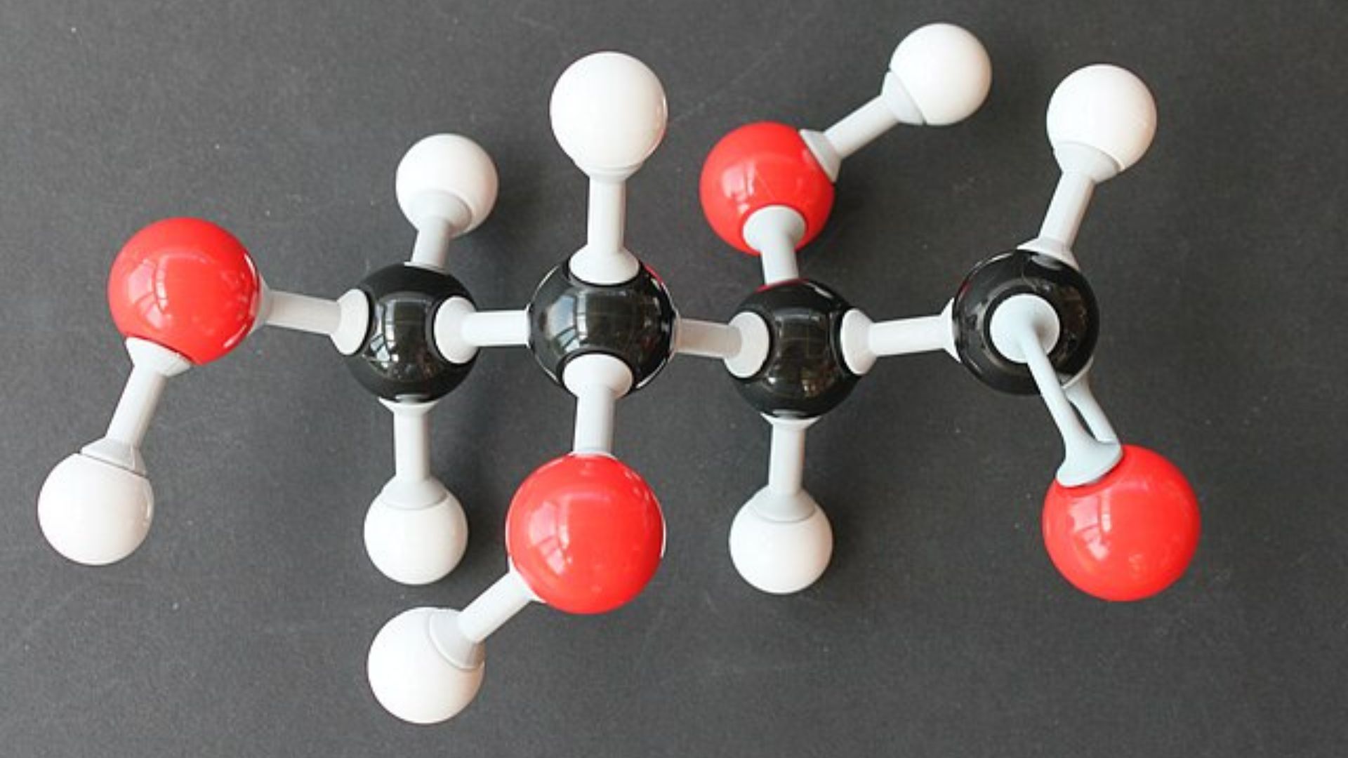 Study shows molecules can guide electrons, aiding safer medicines