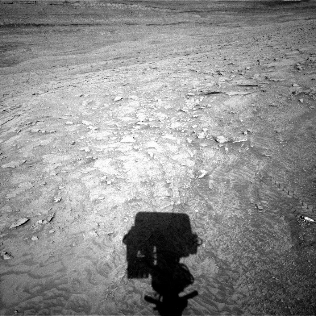 Curiosity Blog, Sols 4622-4623: Kicking Off (Earth) Year 14 With an Investigation of Veins