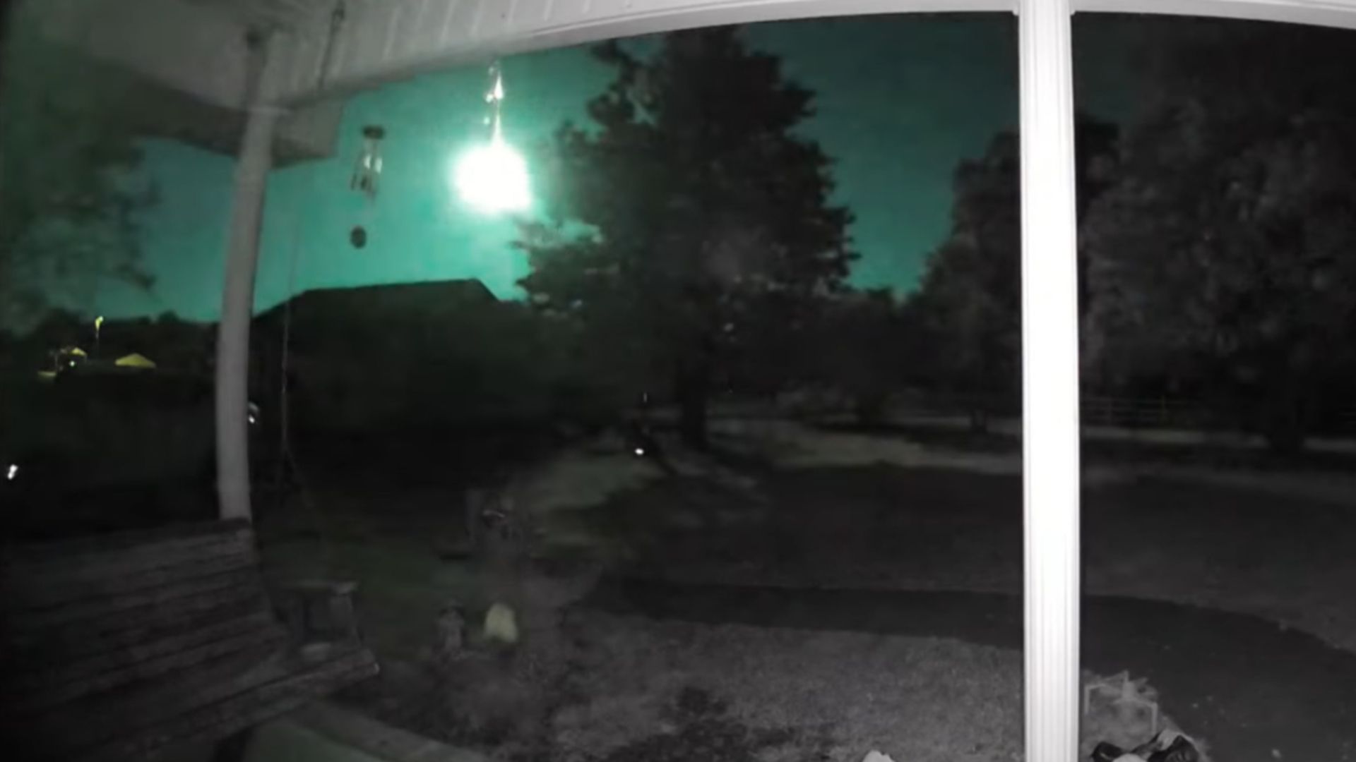 Watch the moment a brilliant green fireball meteor turns night to day over Tennessee (video)