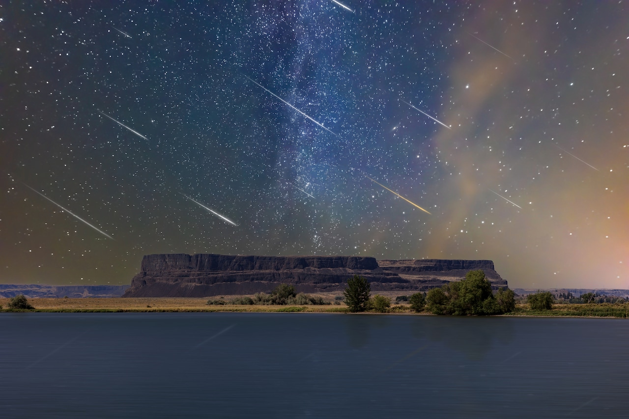 Speedy meteor shower peaks this week, with 2 comets in the night sky