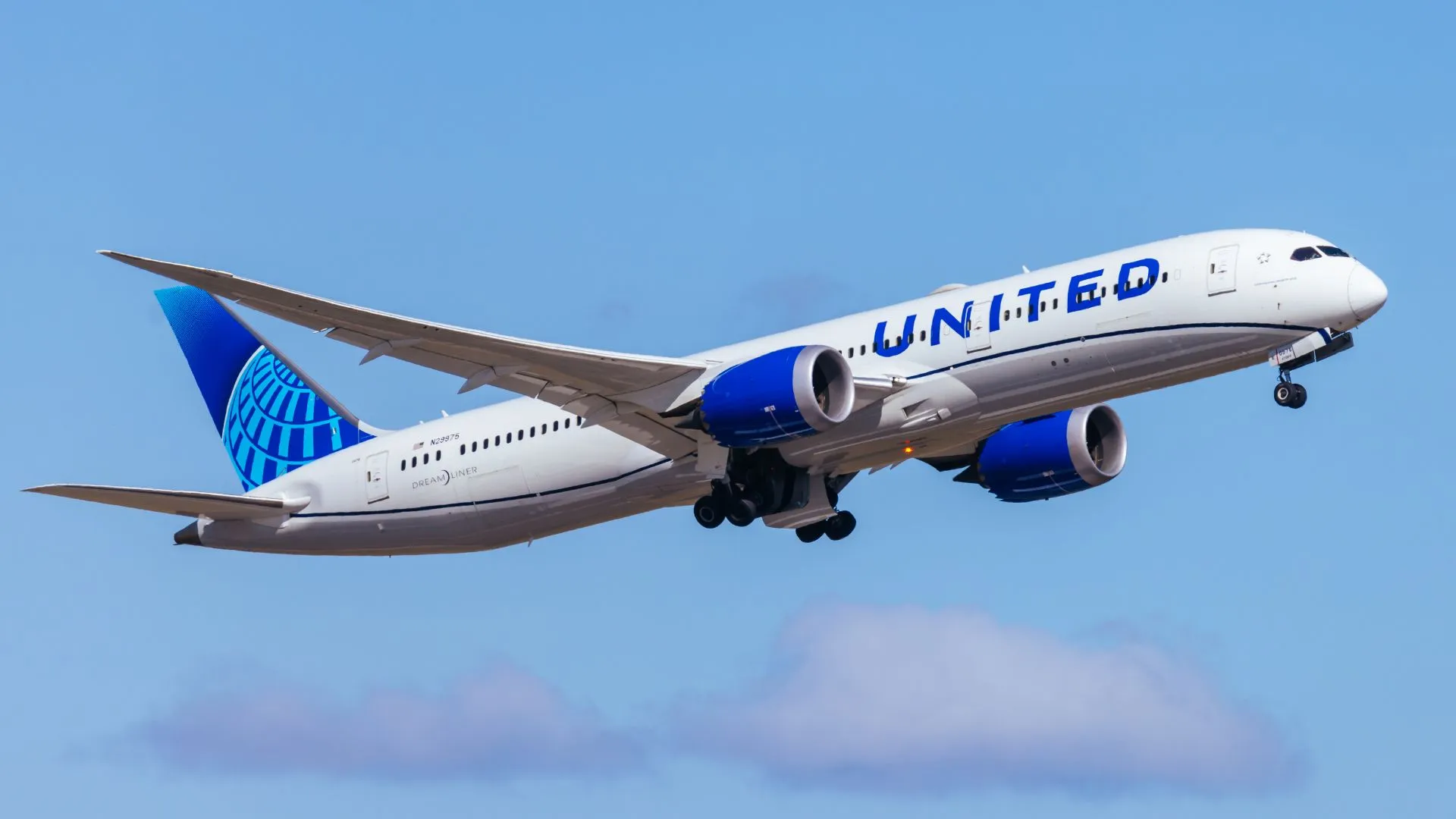 United jet’s cracked windshield at 36,000 feet blamed on balloon