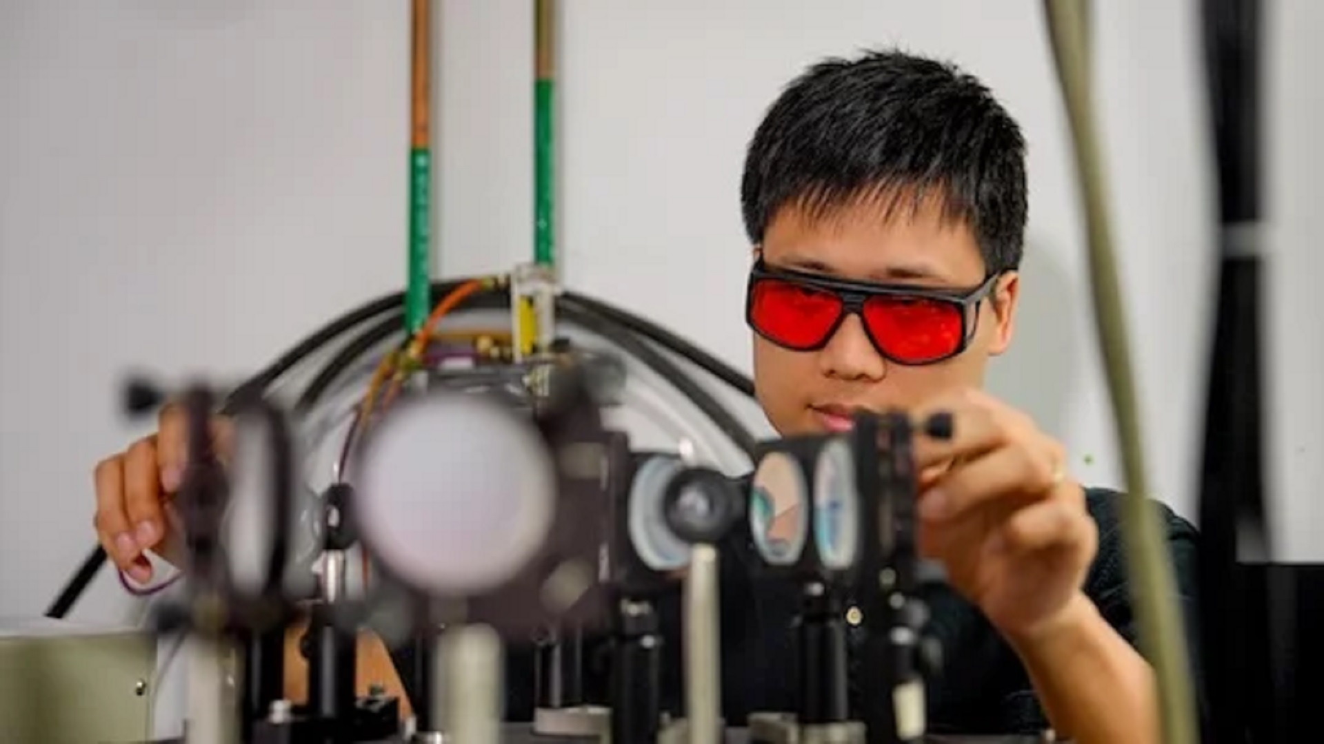 Light-vibration coupling opens new path for future electronics