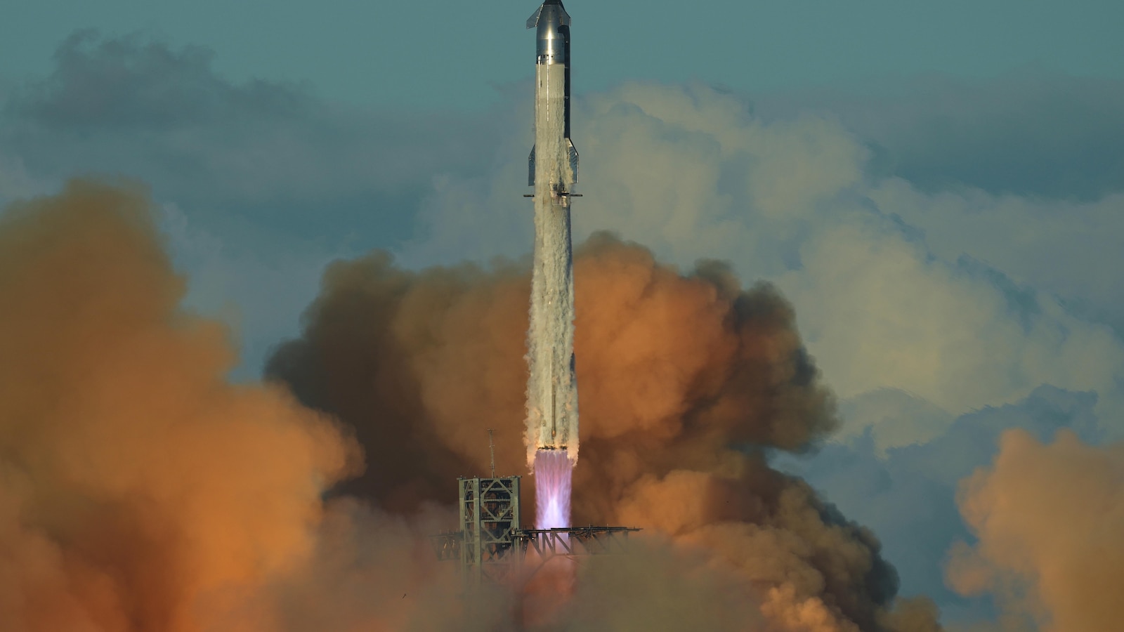 SpaceX launches the 11th test flight of mega Starship rocket