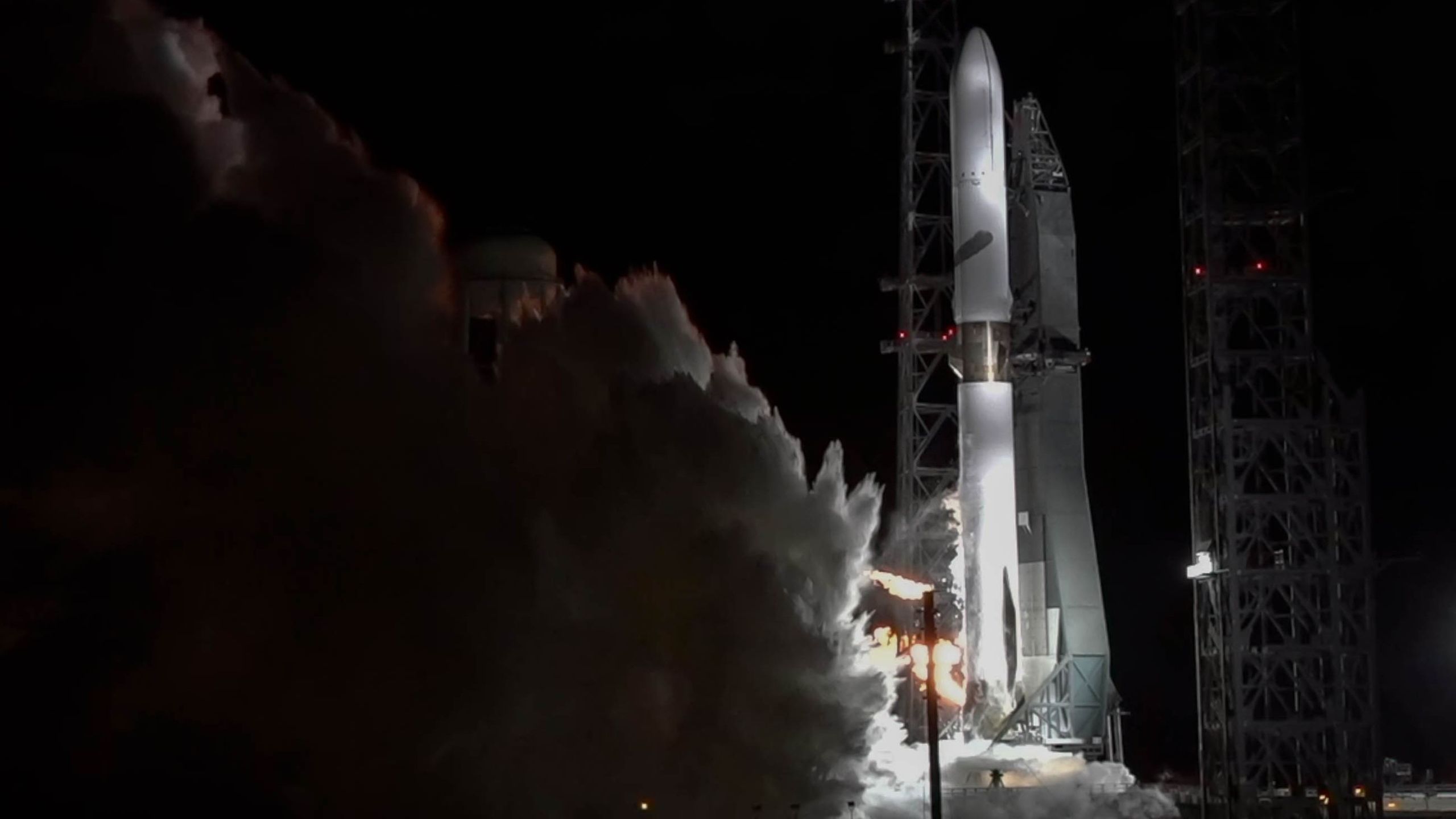 Blue Origin fires up powerful New Glenn rocket ahead of NASA Mars mission launch (video)