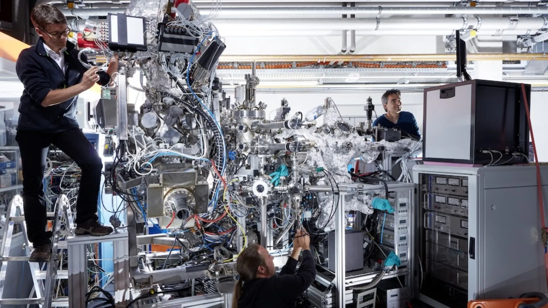 Elusive polaron ‘dance’ discovery solves decades-old quantum mystery