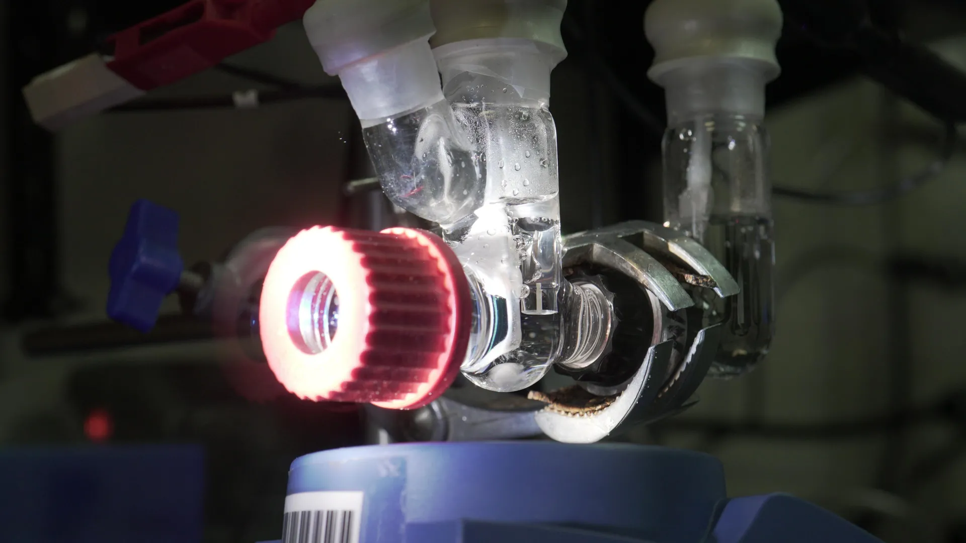 This artificial leaf turns pollution into power