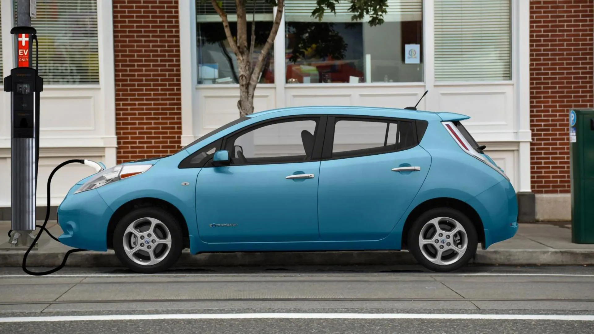 Lighting the way for electric vehicles by using streetlamps as chargers