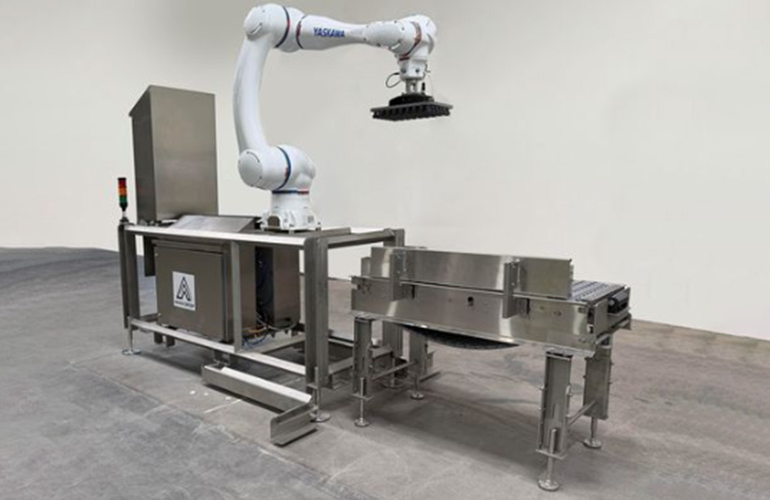 AAA20 Group debuts cobot palletizer for food and protein processing