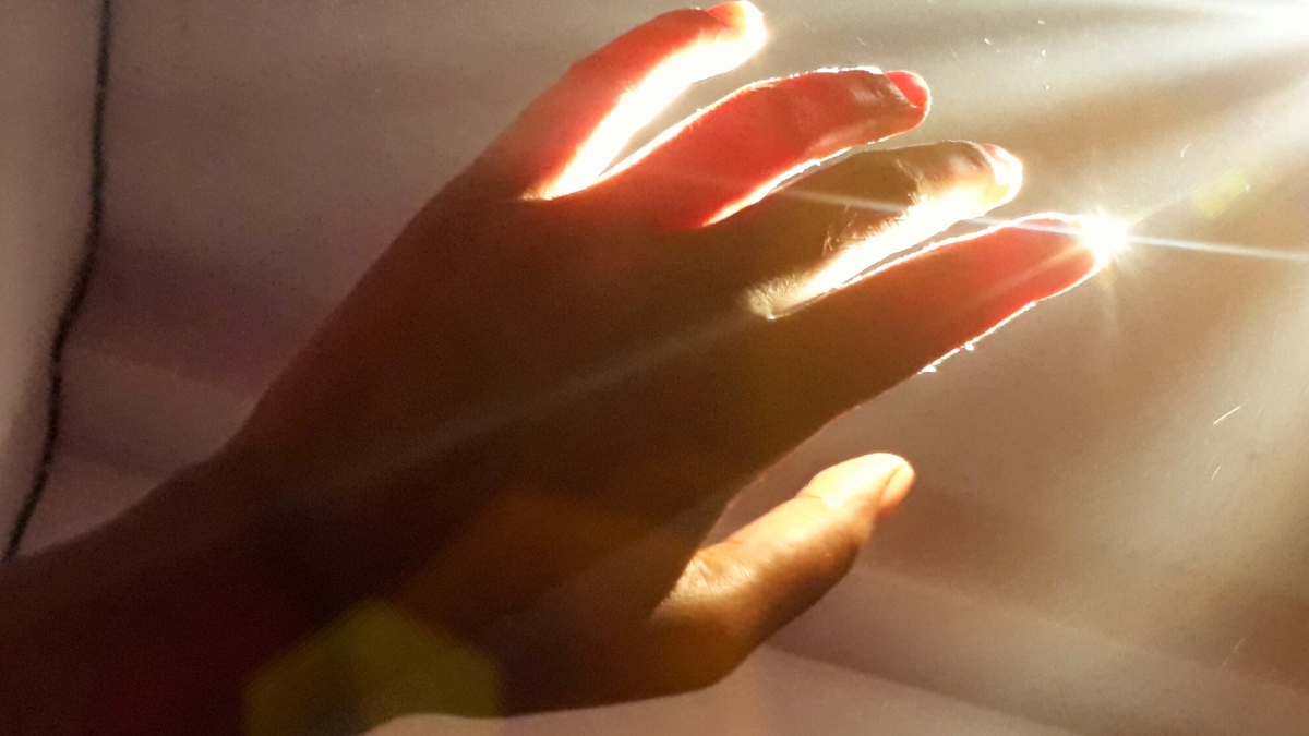 We Emit a Visible Light That Vanishes When We Die, Surprising Study Says : ScienceAlert