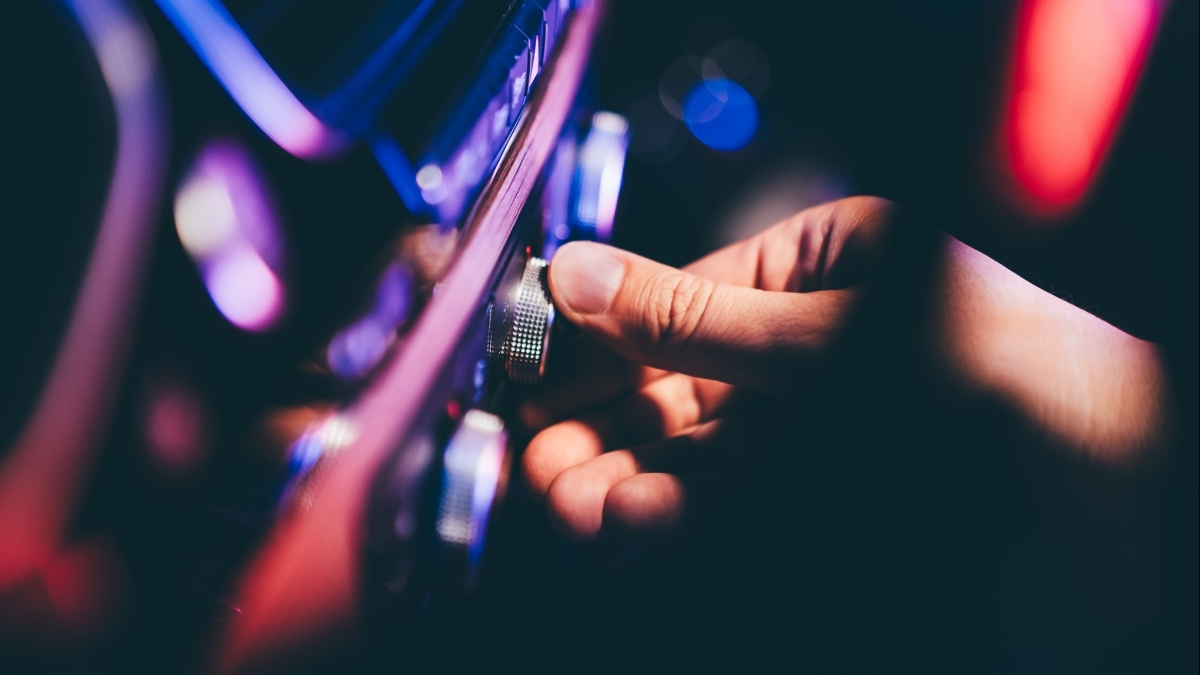 Car Manufacturers Asked to Bring Back Old-Fashioned Controls : ScienceAlert