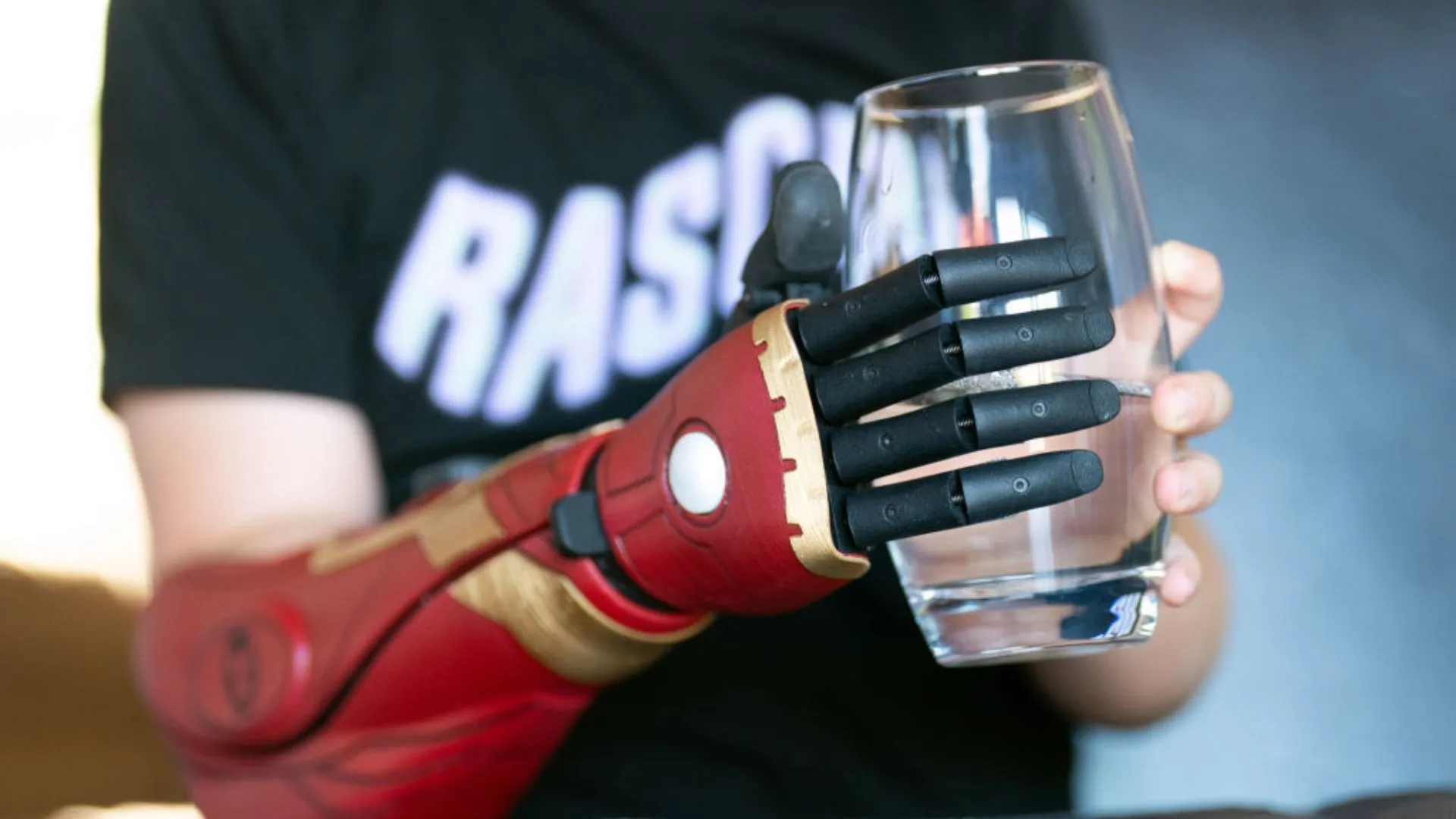 Smart prosthetic hand uses AI and camera to control grip automatically