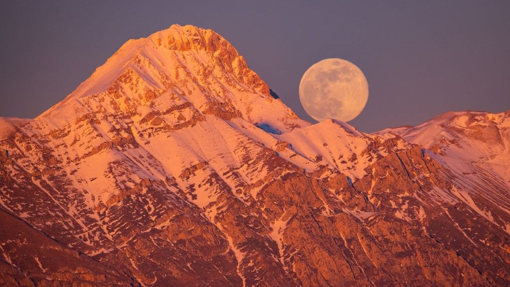 ‘Wolf Supermoon’ gallery: See the first full moon of 2026 in pictures from across the world