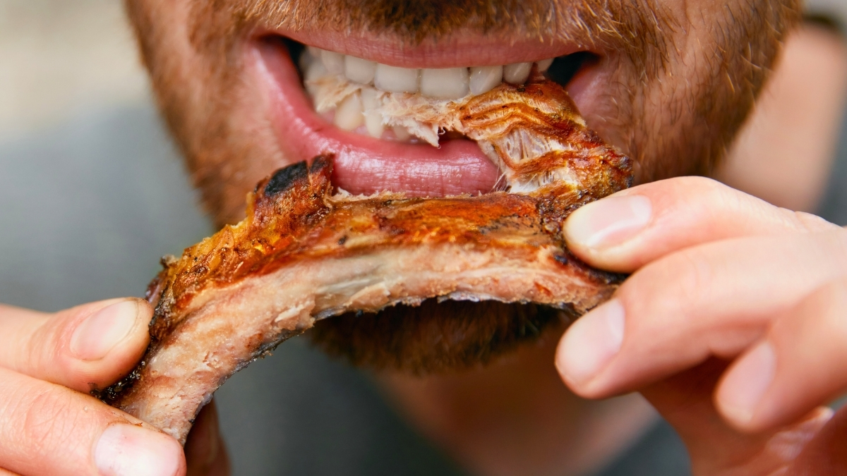 Study Finds Meat Eaters Are More Likely to Live to 100, But There’s a Catch : ScienceAlert