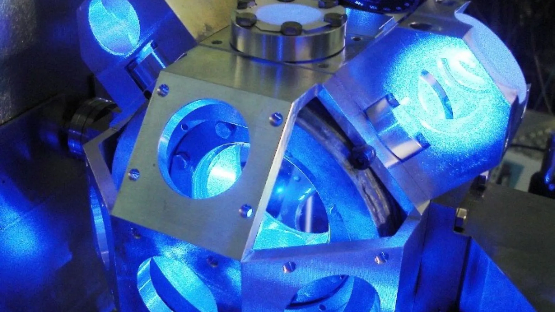 Ultra-precise atomic clock that is small enough to carry by hand unveiled