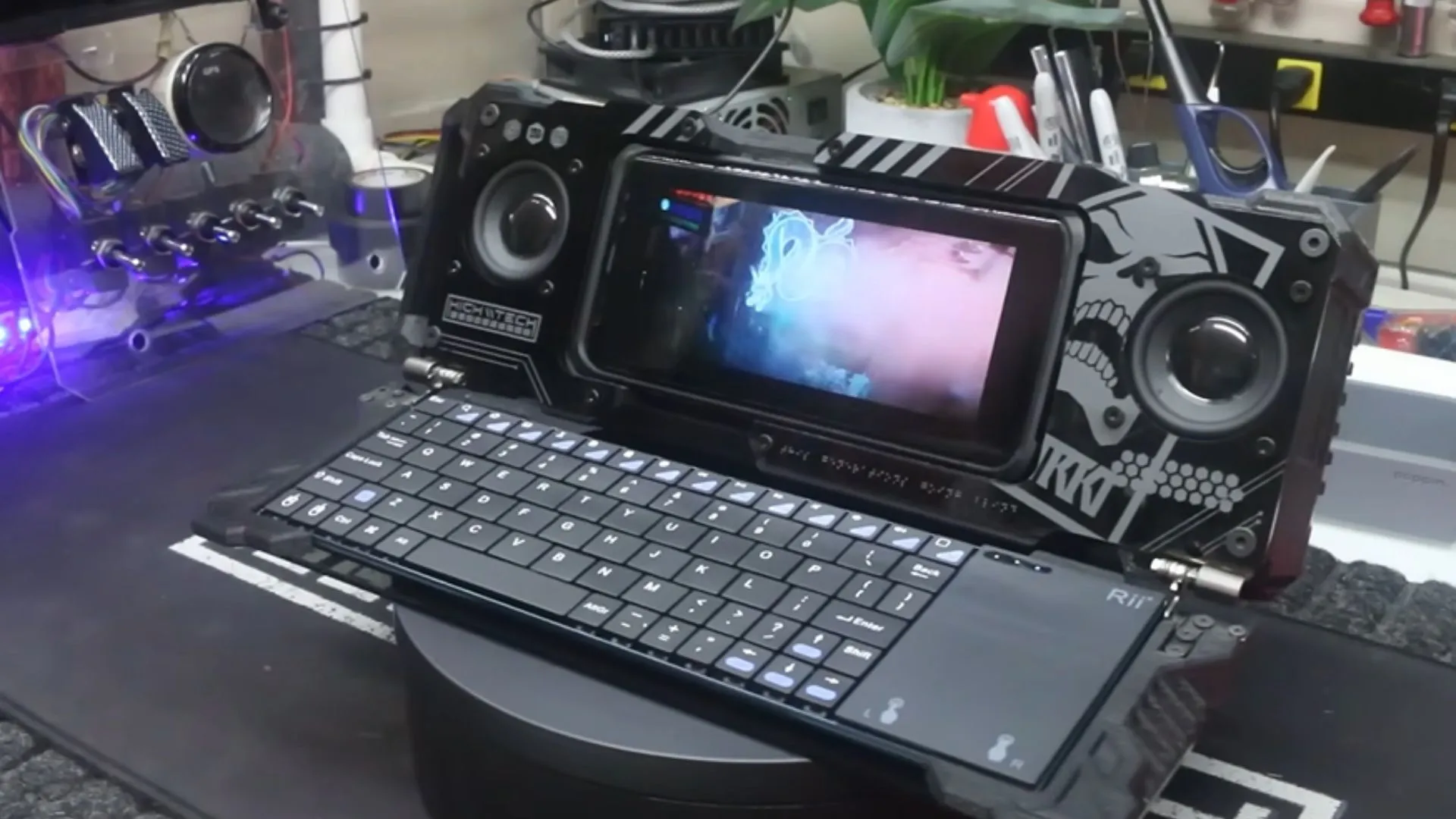 This cyberdeck uses a smartphone as the computer
