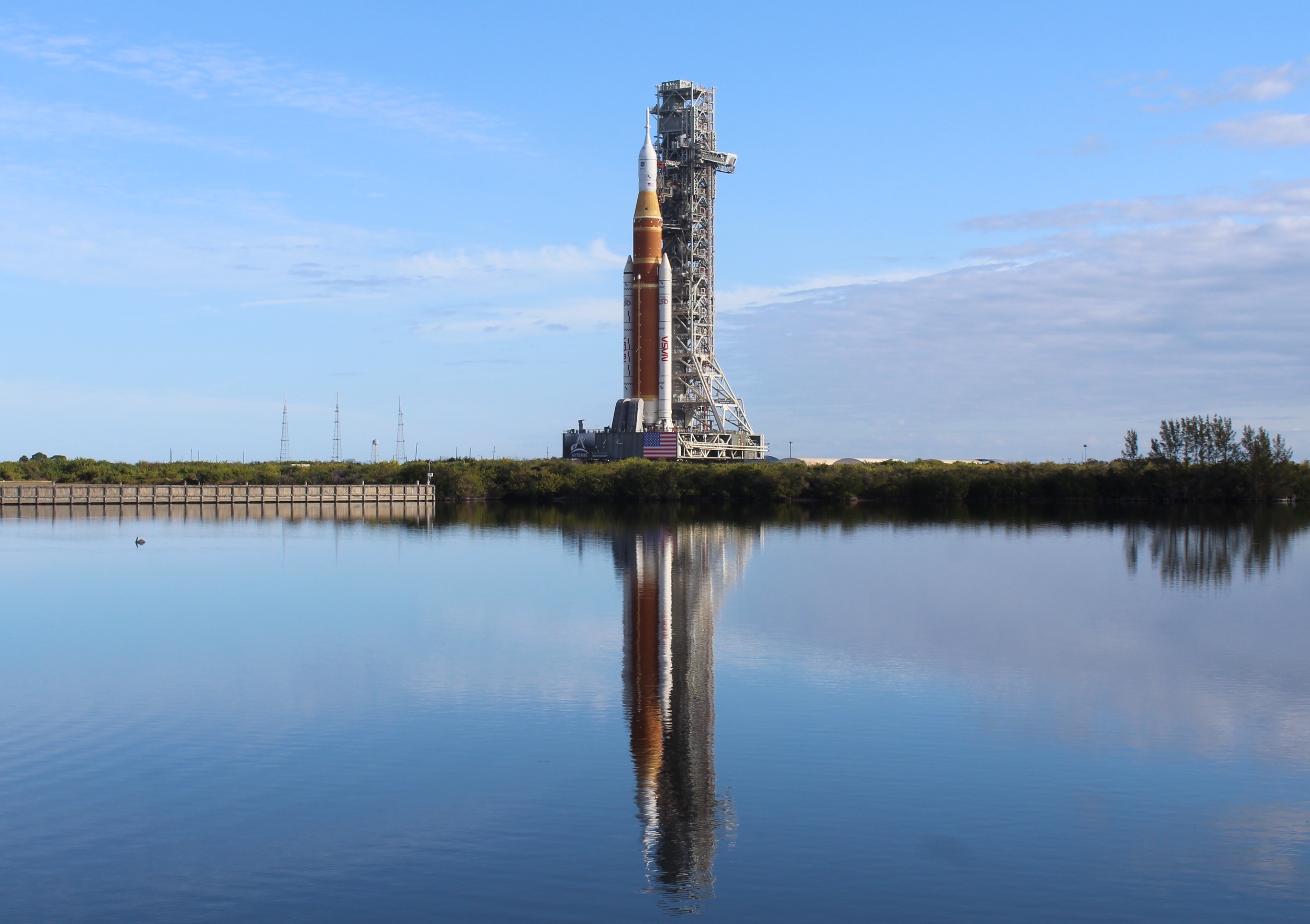 SLS/Orion rolls to pad for Artemis 2