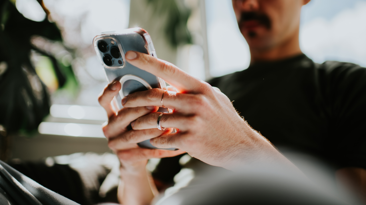 ‘Earthquake on a chip’ uses ‘phonon’ lasers to make mobile devices more efficient