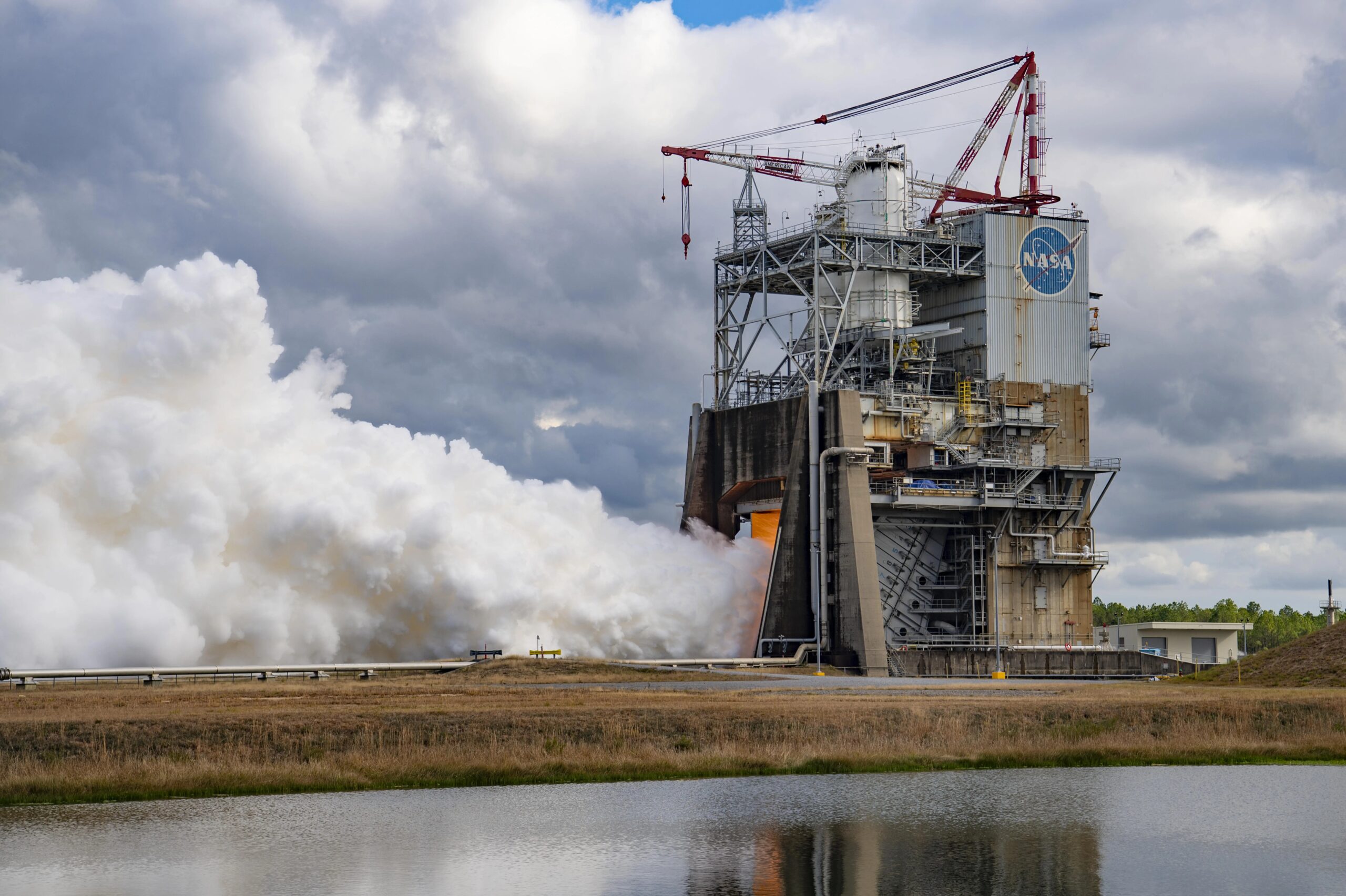 NASA Conducts Hot Fire of RS-25 Engine