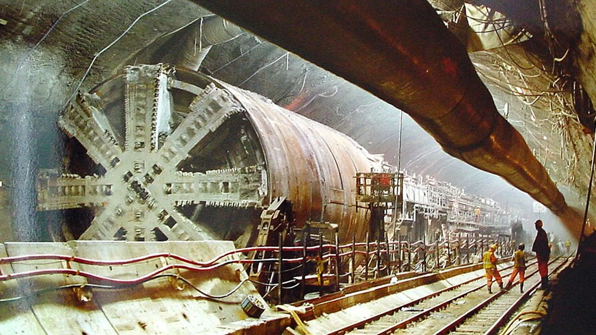 Chinese engineers recover stranded tunnel boring machine using its twin