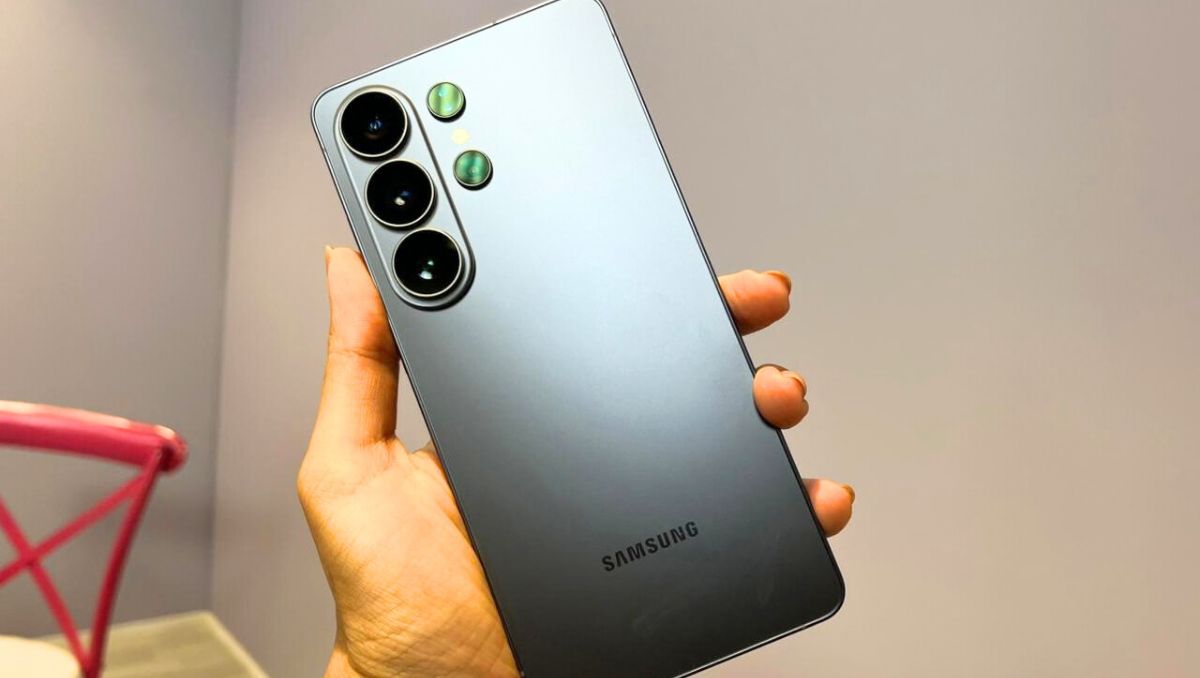 Samsung Galaxy S26 Ultra First Impressions: Regular Displays Now Feel Awkward