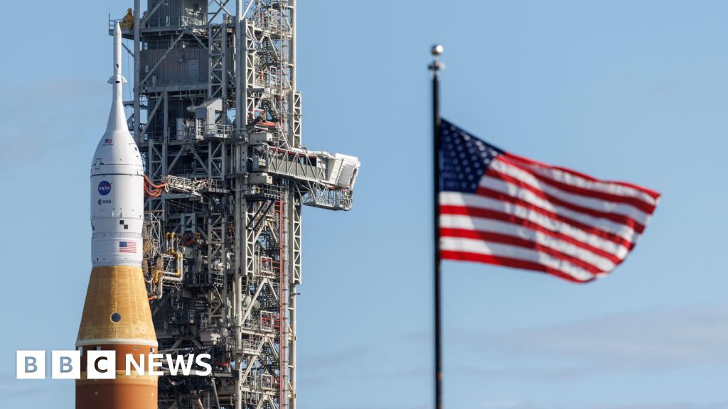 Nasa astronauts' moon mission delayed due to rocket issue – BBC