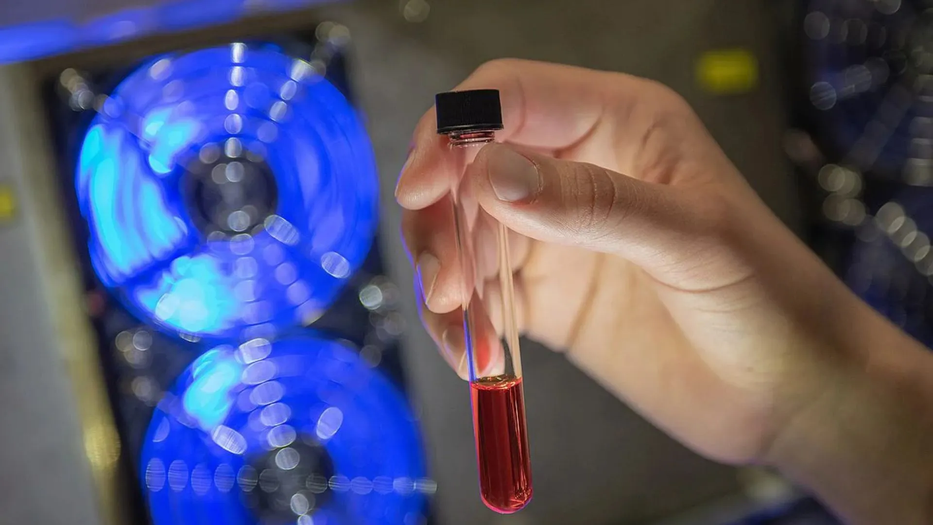 German battery recharges using sunlight, releases hydrogen on demand