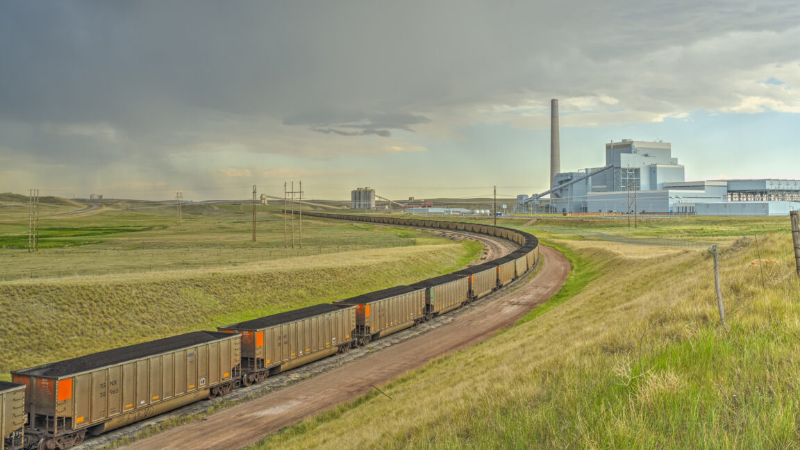 Trump orders the military to make agreements with coal power plants