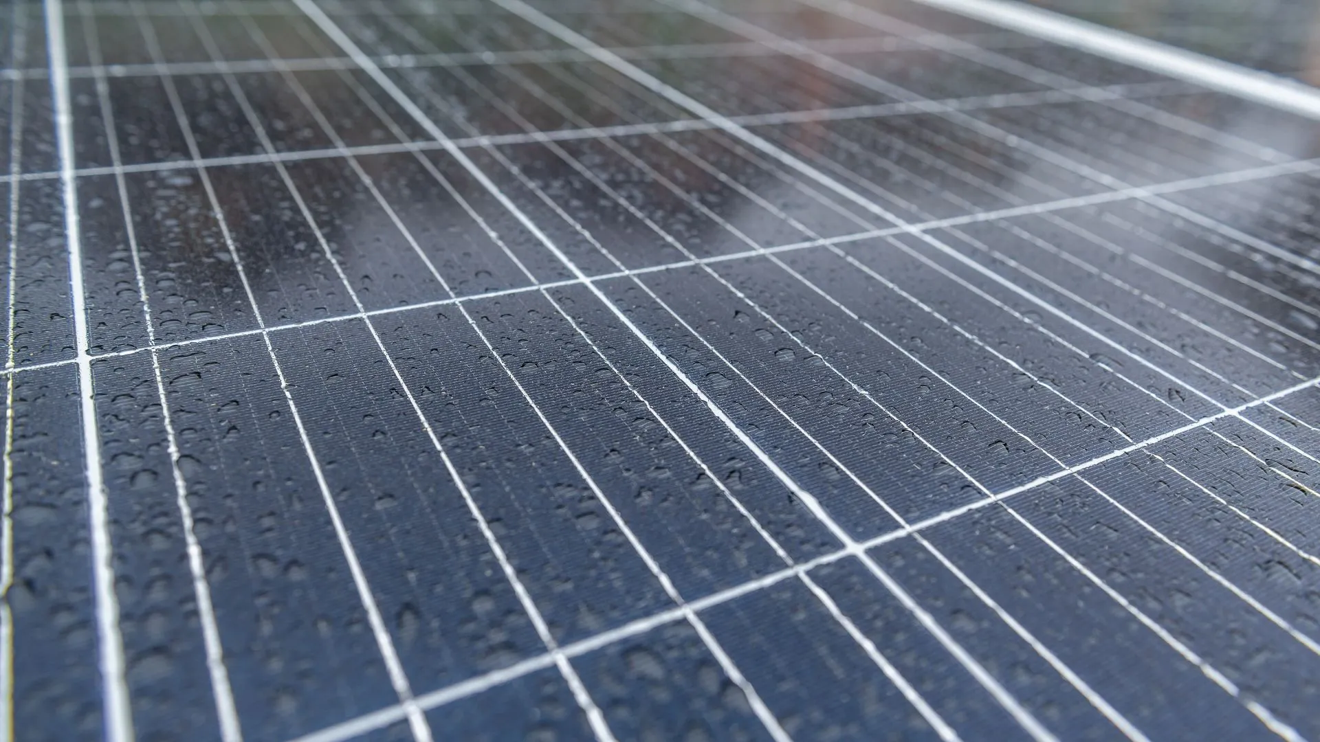 New tech allows solar panels to make electricity even from raindrops