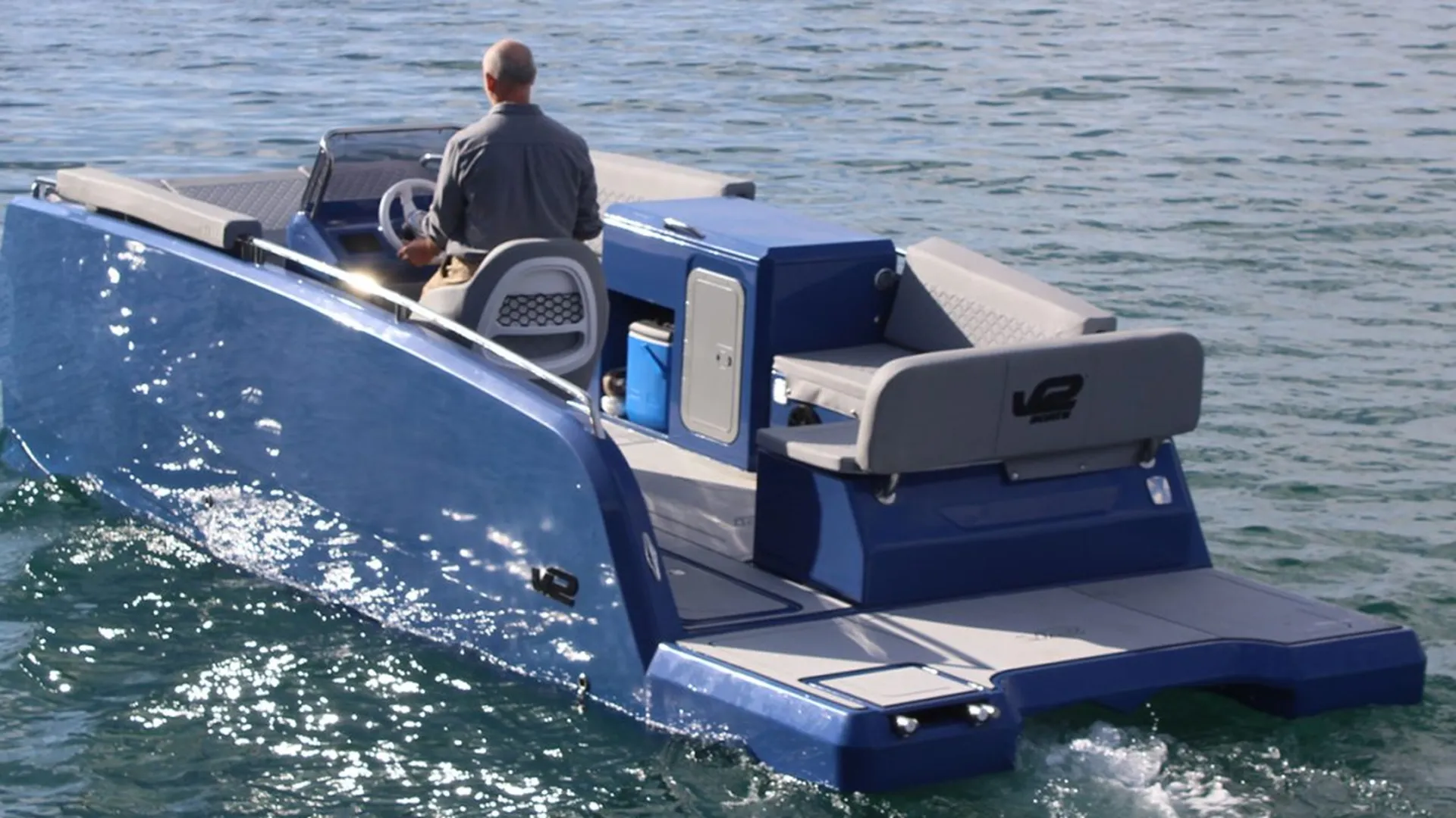 Robotic 3D printing builds 6-meter open-water catamaran in one piece