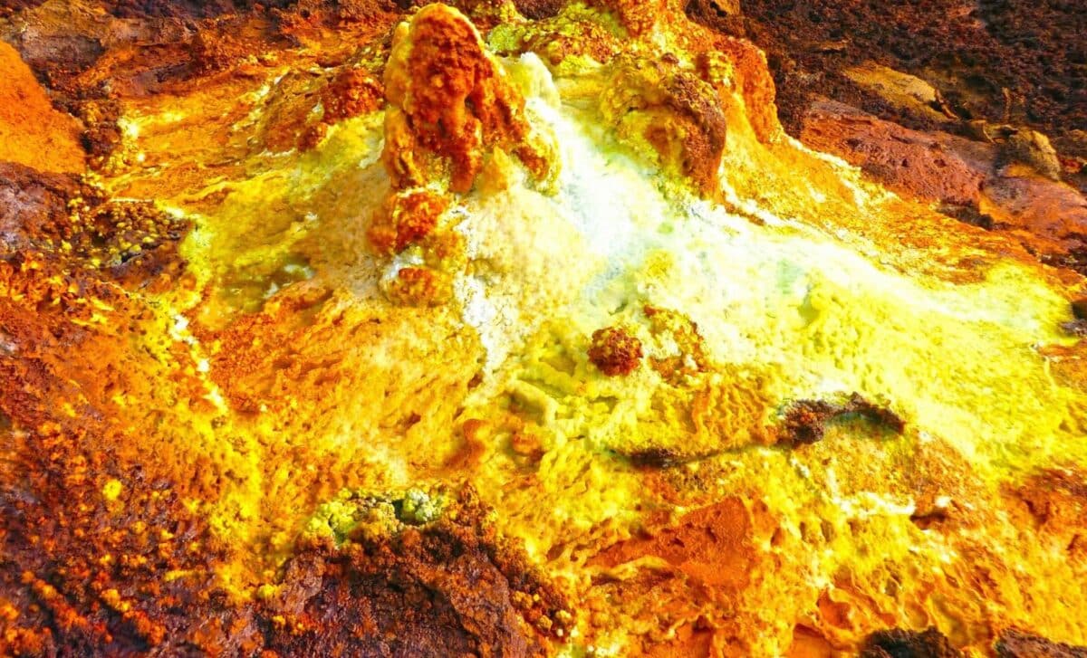 Scientists Create Hydride Gold Under Extreme Planetary Pressure