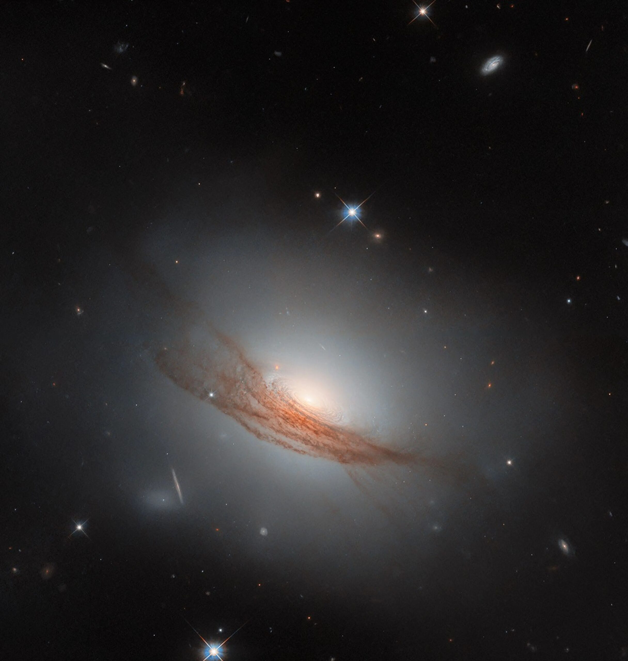 Hubble Spots Lens-Shaped Galaxy – NASA