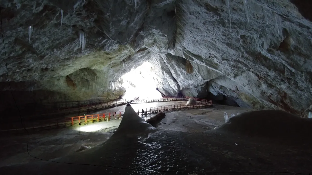 5,000-year-old bacteria thawed in Romanian ice cave