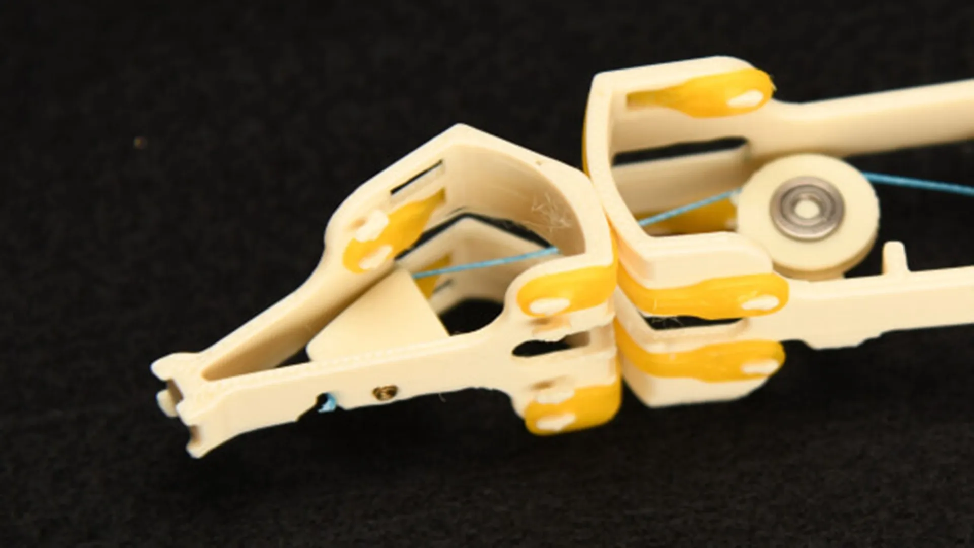 Robotic joints mimic human knees and grip 3× more weight efficiently