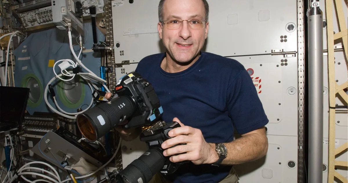 Reddit Mod Deleted Breathtaking Photo Taken by NASA Astronaut From Space Because It Was “Blurry”