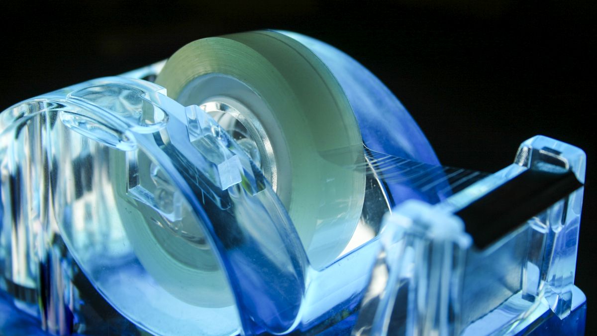 Physicists Finally Reveal Why Sticky Tape ‘Screams’ When You Peel It : ScienceAlert
