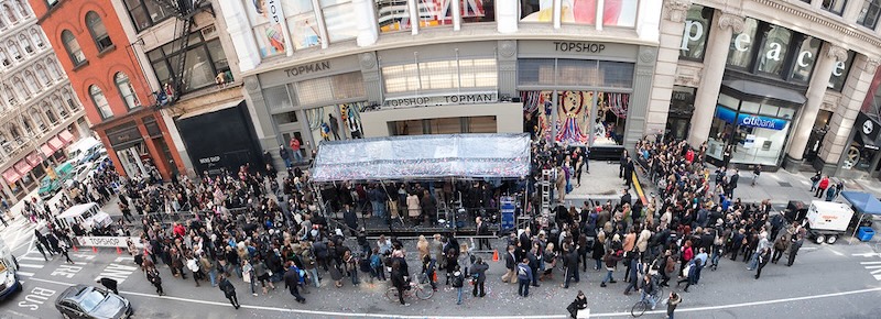 Geekplus powers live warehouse robotics for immersive, shoppable fashion runway