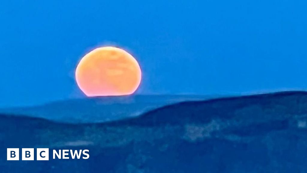 In pictures: Worm Moon captured over Northern Ireland – BBC