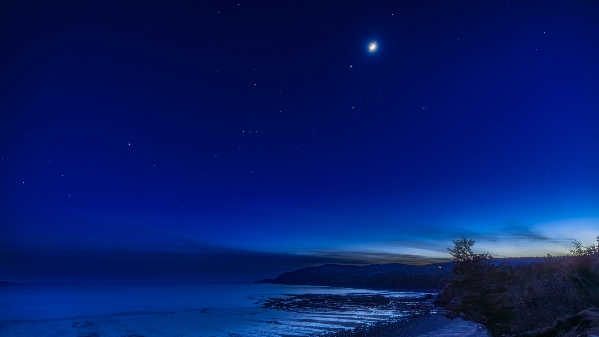 Jupiter and the moon take a sunset stroll on March 26. Here’s how to see it